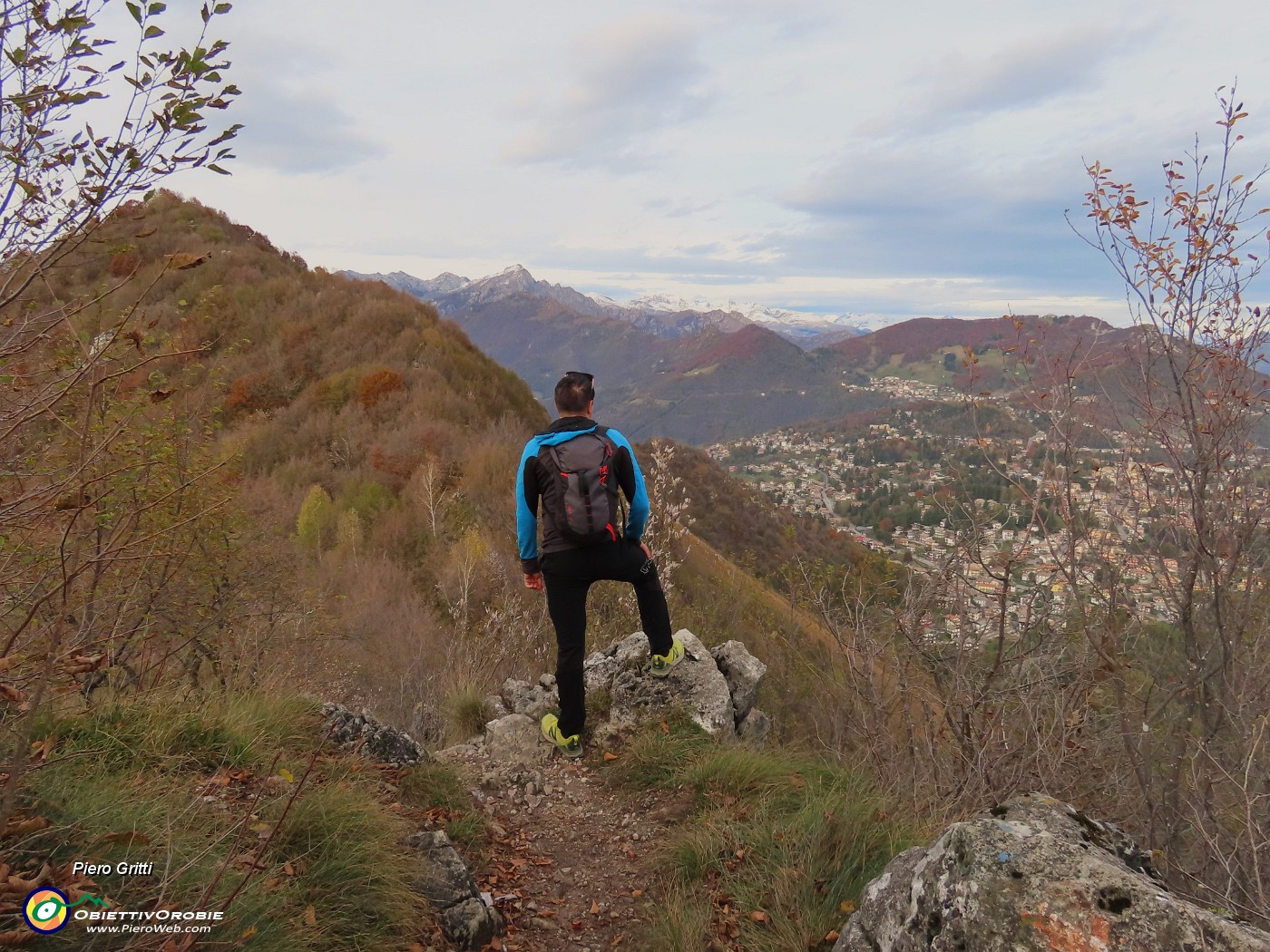 36 Dall'anticima vista sull'altopiano e i suoi monti.JPG